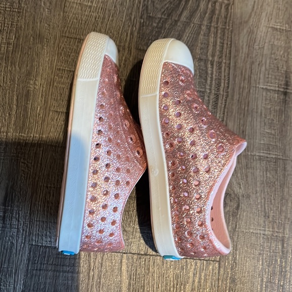 C7 glitter native pink toddler shoes. Excellent condition - Picture 5 of 5